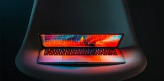 Come usare un doppio schermo sul tuo computer portatile spiegato