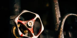 Come riparare una valvola on/off dell’acqua della lavatrice che perde dietro la lavatrice